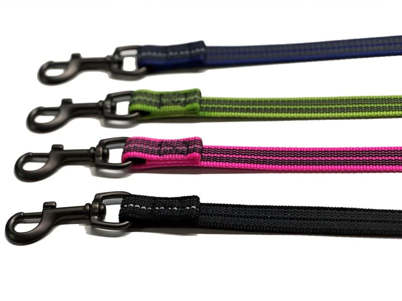 Gummierte Leine Reflektierend Mit Schwarzem Karabiner 1 Gummierte Leine Reflektierend Mit Schwarzem Karabiner